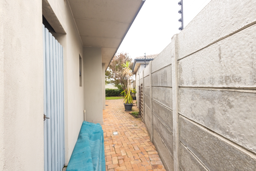 6 Bedroom Property for Sale in Parklands North Western Cape